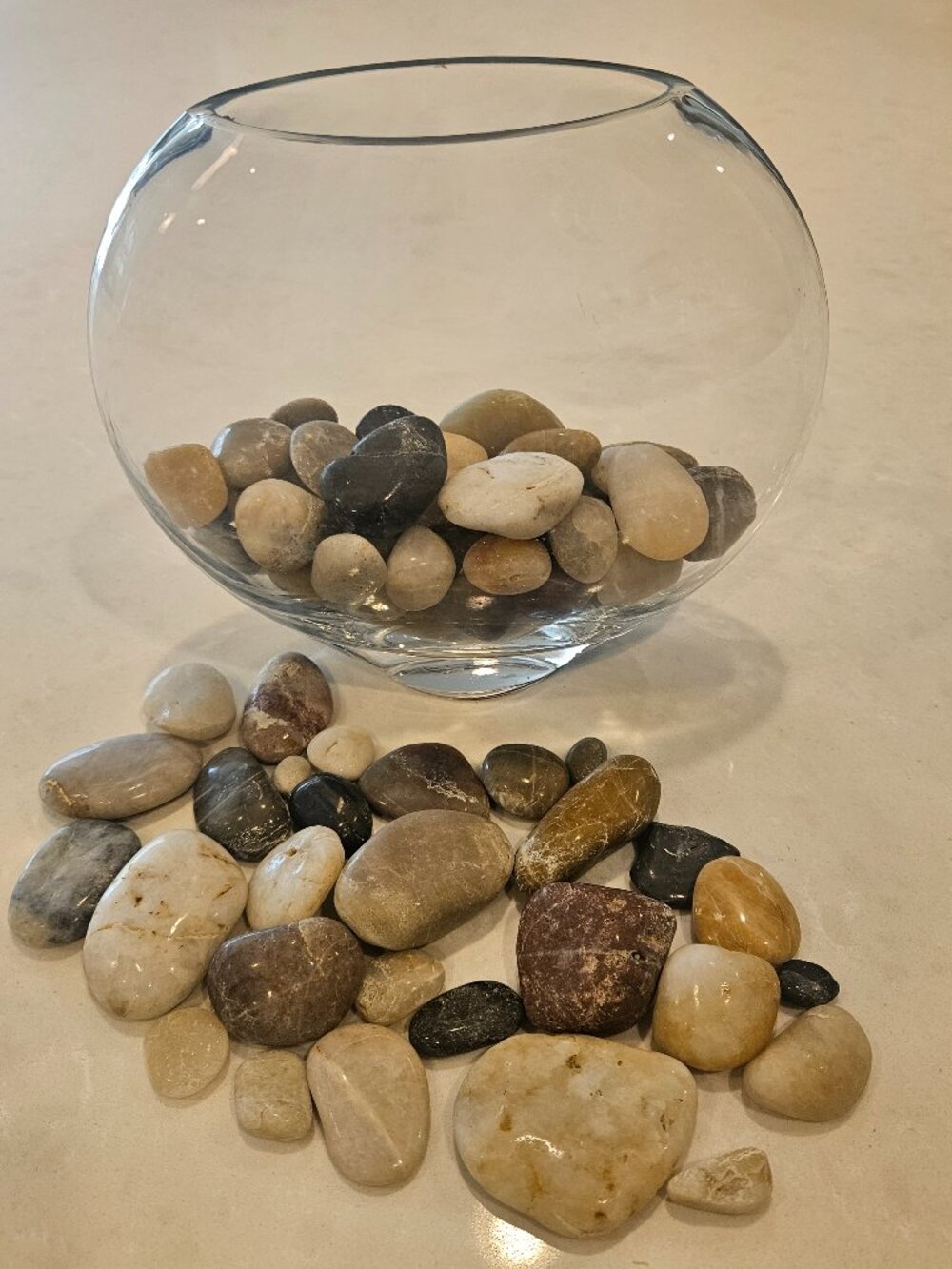Clear Glass Vase with Multicolor Polished Rocks for Bamboo Plants Decoration
